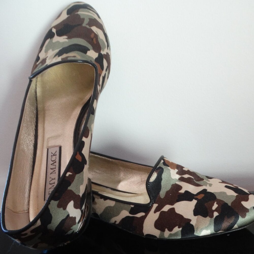 Emy Mack Size 7.5B Solaris Camo Smoking Slippers Loafer ITALY, metal logo